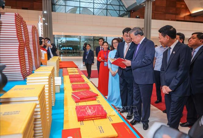 Tổng Bí thư Tô Lâm tham quan triển lãm 80 năm hình thành và phát triển của ngành Bưu chính Viễn thông, 66 năm ngành Khoa học và Công nghệ. Ảnh: Hoàng Hiếu - TTXVN