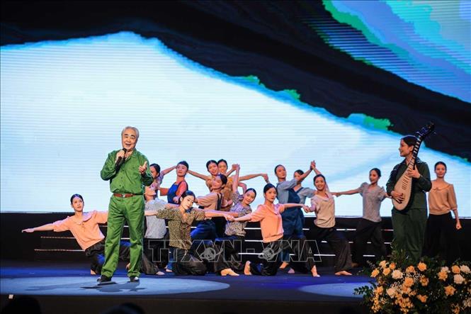 Tiết mục văn nghệ biểu diễn tại buổi lễ. Ảnh: Hoàng Hiếu - TTXVN