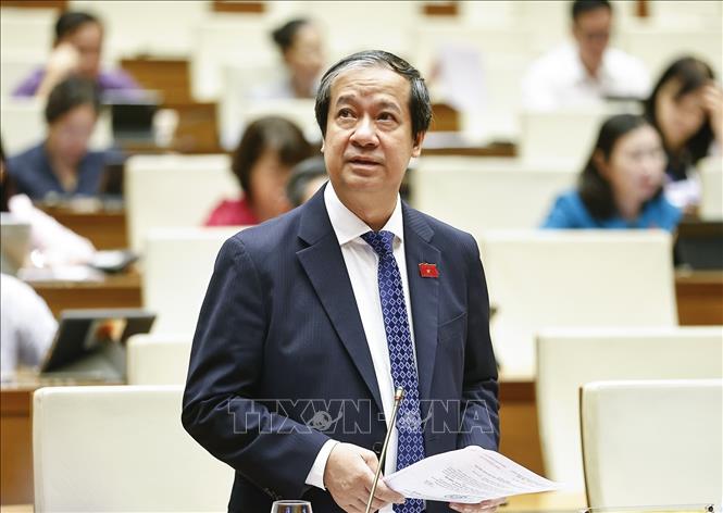 Bộ trưởng Bộ Giáo dục và Đào tạo Nguyễn Kim Sơn phát biểu làm rõ một số vấn đề đại biểu Quốc hội nêu. Ảnh: Doãn Tấn - TTXVN