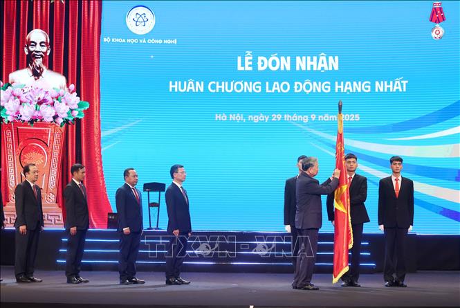 Tổng Bí thư Tô Lâm trao Huân chương Lao động hạng Nhất tặng Bộ Khoa học và Công nghệ. Ảnh: Thống Nhất – TTXVN