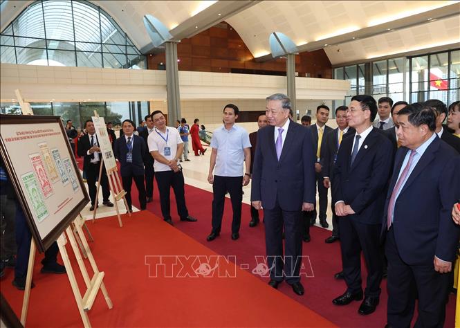 Tổng Bí thư Tô Lâm cùng các đại biểu tham quan triển lãm về quá trình hình thành và phát triển của ngành Bưu chính và Viễn thông. Ảnh: Thống Nhất - TTXVN