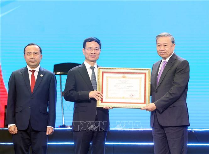 Tổng Bí thư Tô Lâm trao Huân chương Lao động hạng Nhất tặng Bộ Khoa học và Công nghệ. Ảnh: Thống Nhất – TTXVN