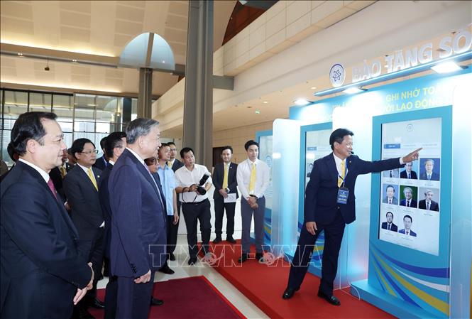 Tổng Bí thư Tô Lâm và các đại biểu tham quan triển lãm. Ảnh: Thống Nhất - TTXVN