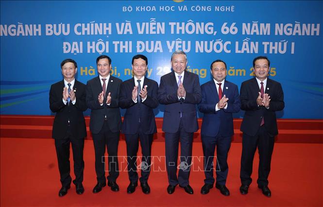 Tổng Bí thư Tô Lâm chụp ảnh chung với lãnh đạo Bộ Khoa học và Công nghệ. Ảnh: Thống Nhất - TTXVN 
