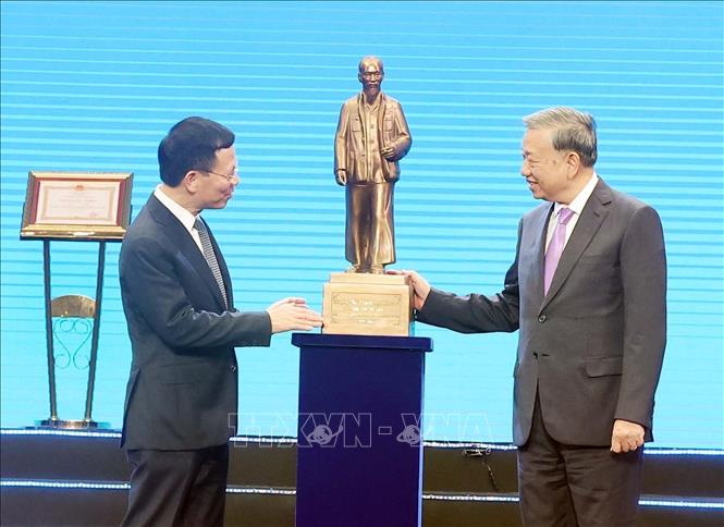 Tổng Bí thư Tô Lâm tặng bức tượng Chủ tịch Hồ Chí Minh cho Bộ Khoa học và Công nghệ. Ảnh: Thống Nhất – TTXVN