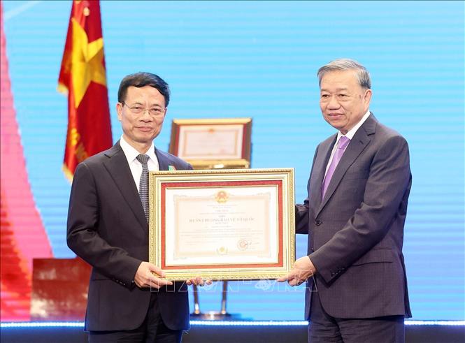 Tổng Bí thư Tô Lâm trao Huân chương Bảo vệ Tổ quốc hạng Nhất tặng đồng chí Nguyễn Mạnh Hùng, Ủy viên Trung ương Đảng, Bộ trưởng Bộ Khoa học và Công nghệ. Ảnh: Thống Nhất – TTXVN