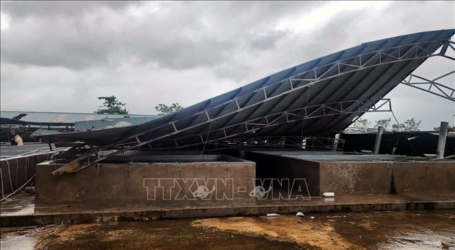 Giông lốc xoáy làm nhiều nhà tại xã Đầm Hà (Quảng Ninh) bị tốc mái. Ảnh: TTXVN phát