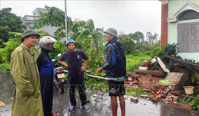 Cán bộ Đảng ủy, chính quyền xã Đầm Hà xuống cơ sở chỉ đạo công tác khắc phục hậu quả. Ảnh: TTXVN phát