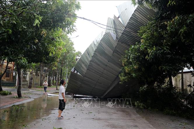 Nhiều nhà dân ở phường Cửa Lò bị tốc mái, hư hại nặng. Ảnh: Văn Tý-TTXVN