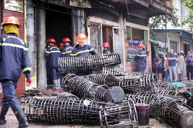 Nguyên nhân và thiệt hại vụ cháy nhà đang được cơ quan chức năng điều tra, làm rõ. Ảnh: Nguyễn Công Hải - TTXVN