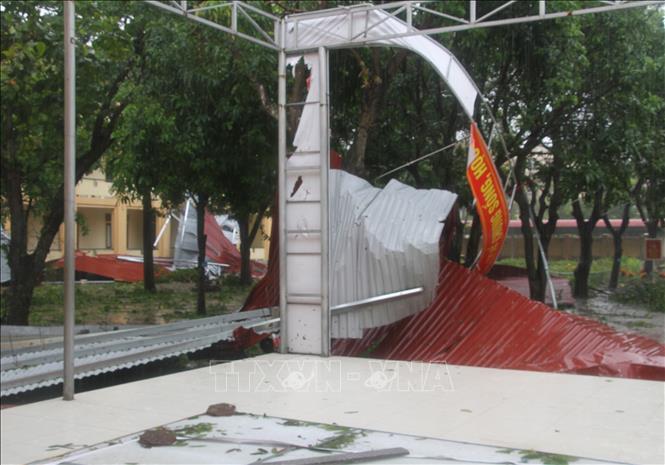 Trường Trung học cơ sở Lê Thị Bạch Cát, phường Cửa Lò bị hư hại nặng sau bão số 10. Ảnh: Văn Tý-TTXVN
