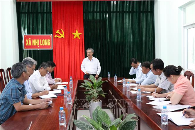 Phó Chủ tịch UBND tỉnh Vĩnh Long Châu Văn Hòa làm việc tại xã Nhị Long. Ảnh : Phúc Sơn - TTXVN