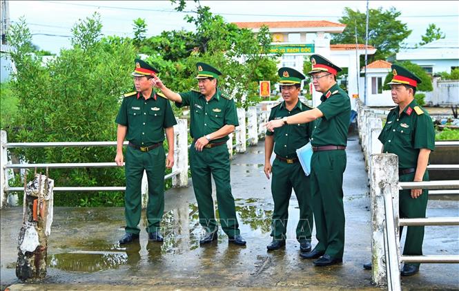 Đoàn công tác kiểm tra thực tế. Ảnh: Chanh Đa-TTXVN 