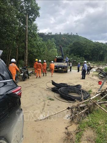 Đội quản lý điện lực tập trung xử lý nhanh các điểm sự cố, đảm bảo vừa khôi phục điện sớm, vừa giữ vững nguyên tắc an toàn. Ảnh: TTXVN phát 