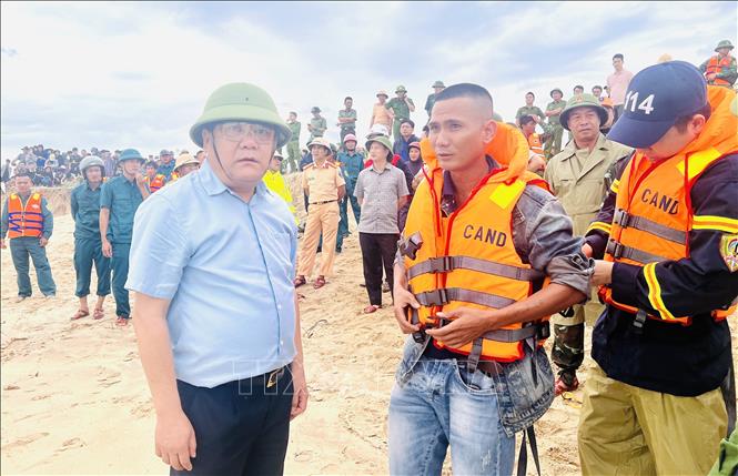 Chủ tịch UBND tỉnh Quảng Trị Trần Phong trực tiếp đến hiện trường chỉ đạo công tác trục vớt tàu cá, tìm kiếm ngư dân mất tích. Ảnh: Nguyên Linh-TTXVN