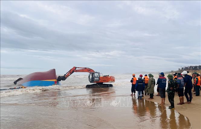 Xe máy múc được điều động đến hiện trường, thực hiện công tác cứu hộ, trục vớt tàu bị chìm. Ảnh: Nguyên Linh-TTXVN
