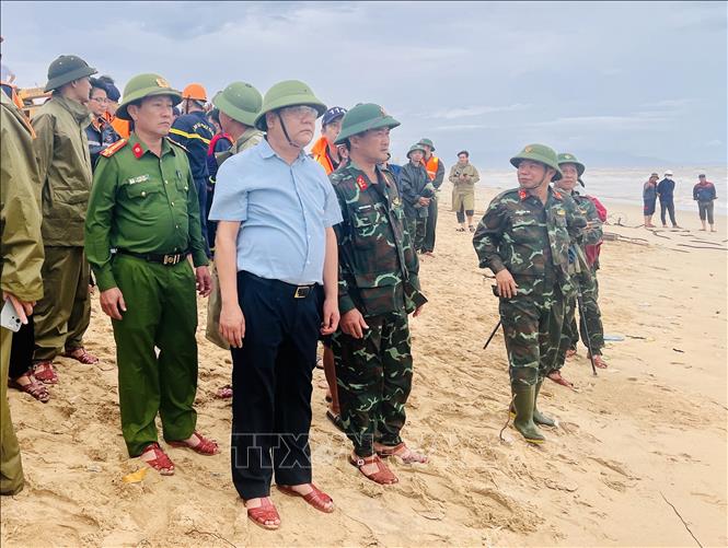 Chủ tịch UBND tỉnh Quảng Trị Trần Phong trực tiếp đến hiện trường chỉ đạo công tác trục vớt tàu cá, tìm kiếm ngư dân mất tích. Ảnh: Nguyên Linh-TTXVN