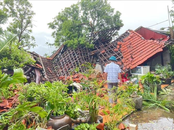 Cơn lốc xuất hiện gây thiệt hại tại nhiều xã. Ảnh: TTXVN phát