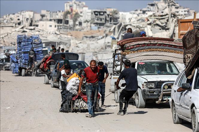 Người dân Palestine đi sơ tán tránh xung đột tại Gaza. Ảnh: THX/TTXVN