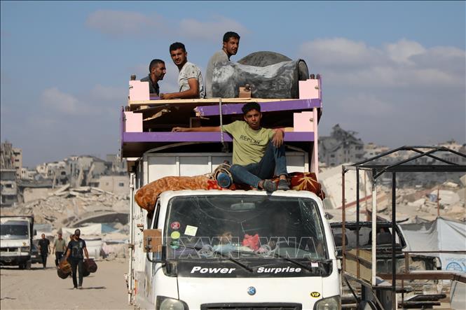 Người dân Palestine đi sơ tán tránh xung đột tại Gaza. Ảnh: THX/TTXVN