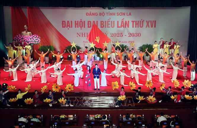 Chương trình nghệ thuật với chủ đề “Vinh quang dưới cờ Đảng” chào mừng thành công Đại hội đại biểu Đảng bộ tỉnh Sơn La lần thứ XVI, nhiệm kỳ 2025 - 2030. Ảnh: Quang Quyết - TTXVN