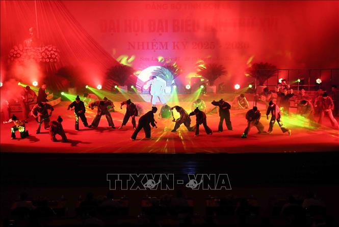 Chương trình nghệ thuật với chủ đề “Vinh quang dưới cờ Đảng”. Ảnh: Quang Quyết - TTXVN