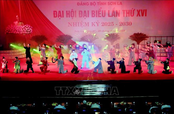 Chương trình nghệ thuật chào mừng thành công Đại hội đại biểu Đảng bộ tỉnh Sơn La lần thứ XVI, nhiệm kỳ 2025 - 2030. Ảnh: Quang Quyết - TTXVN