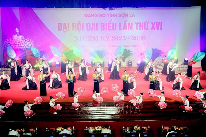 Chương trình nghệ thuật với chủ đề “Vinh quang dưới cờ Đảng” chào mừng thành công Đại hội đại biểu Đảng bộ tỉnh Sơn La lần thứ XVI, nhiệm kỳ 2025 - 2030. Ảnh: Quang Quyết - TTXVN