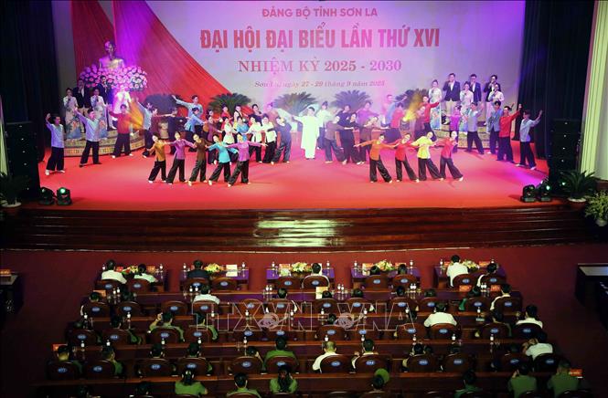 Chương trình nghệ thuật với chủ đề “Vinh quang dưới cờ Đảng” chào mừng thành công Đại hội đại biểu Đảng bộ tỉnh Sơn La lần thứ XVI, nhiệm kỳ 2025 - 2030. Ảnh: Quang Quyết - TTXVN