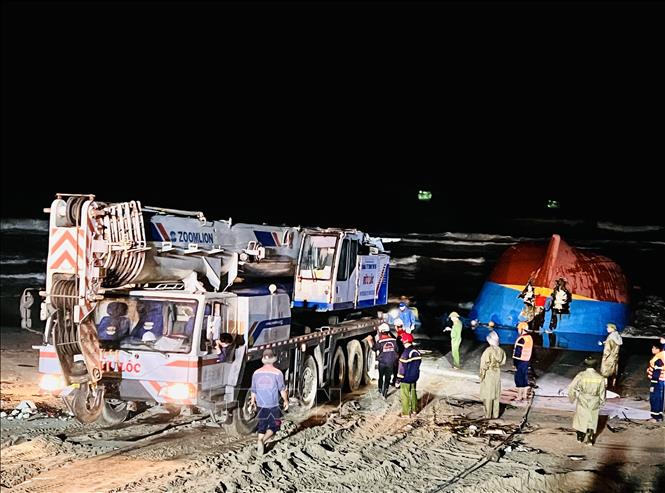 Xe cần cẩu hạng nặng được huy động đến hiện trường để trục vớt tàu gặp nạn. Ảnh: Nguyên Linh-TTXVN