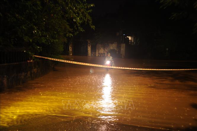 Một số khu vực ngập sâu trong nước ở phường Yên Bái. Ảnh: Tuấn Khôi - TTXVN