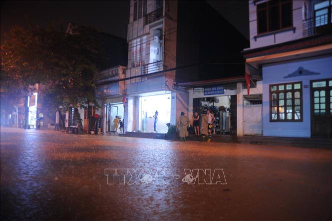 Một số khu vực ngập sâu trong nước ở phường Yên Bái. Ảnh: Tuấn Khôi - TTXVN