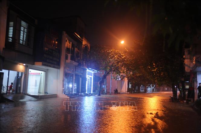 Một số khu vực ngập sâu trong nước ở phường Yên Bái. Ảnh: Tuấn Khôi - TTXVN