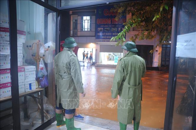 Các lực lượng chức năng đã có mặt kịp thời để ứng trực và giúp đỡ nhân dân. Ảnh: Tuấn Khôi - TTXVN