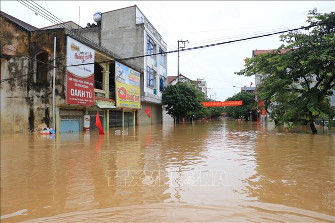 Phường Yên Bái khoanh vùng 19 tuyến đường chính ngập sâu. Ảnh: Tuấn Anh - TTXVN