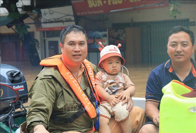Em bé được lực lượng Cảnh sát giao thông Công an tỉnh Lào Cai đưa đến nơi an toàn. Ảnh: Tuấn Anh - TTXVN