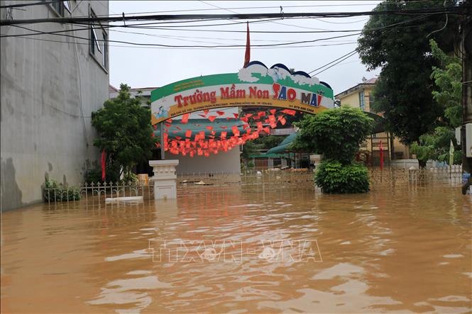Nhiều trường học tại phường Yên Bái bị ngập sâu. Ảnh: Tuấn Anh - TTXVN