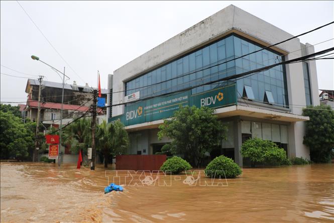Nước sông Hồng dâng cao chảy xiết gây nguy hiểm. Ảnh: Tuấn Anh - TTXVN