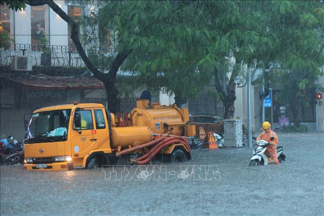 Phố Hai Bà Trưng nước ngập ngang xe máy. Ảnh: Hoàng Hiếu - TTXVN