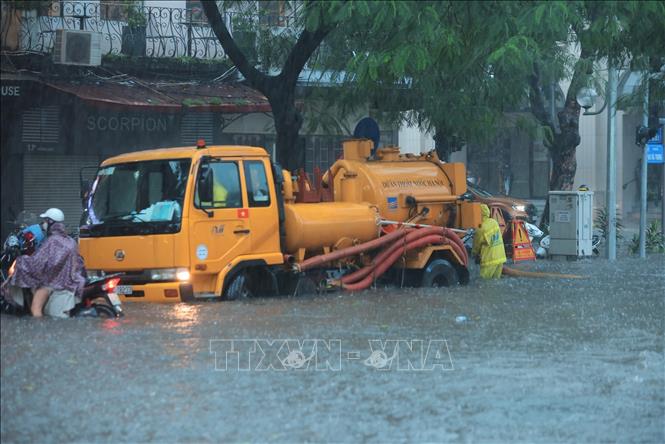 Phố Hai Bà Trưng nước ngập ngang xe máy. Ảnh: Hoàng Hiếu - TTXVN