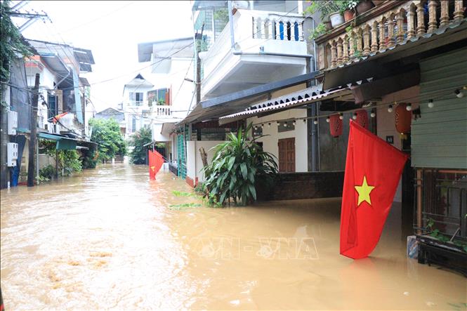 Phường Yên Bái khoanh vùng 19 tuyến đường chính ngập sâu. Ảnh: Tuấn Anh - TTXVN