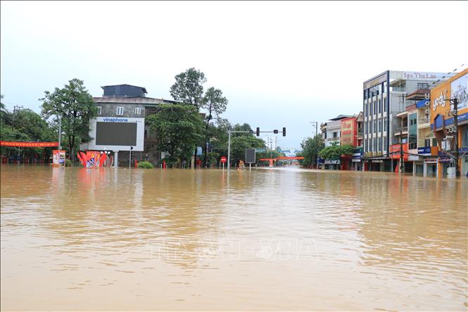 Khu vực vòng xuyến km2, phường Yên Bái, tỉnh Lào Cai ngập sâu trong nước. Ảnh: Tuấn Anh - TTXVN