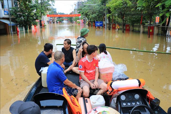 Đến 12 giờ ngày 30/9, phường Yên Bái đã sơ tán trên 400 nhân khẩu đến trường học, nhà văn hóa, UBND phường. Ảnh: Tuấn Anh - TTXVN