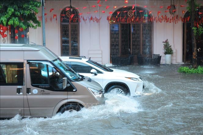 Nước ngập sâu trên phố Hàng Bài. Ảnh: Hoàng Hiếu-TTXVN