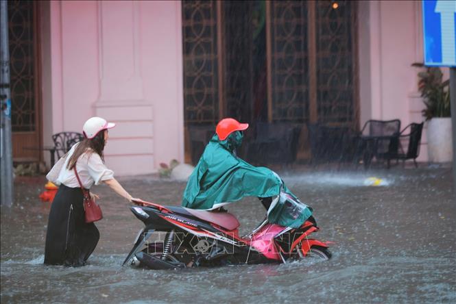 Nước ngập sâu trên phố Hai Bà Trưng. Ảnh: Hoàng Hiếu-TTXVN