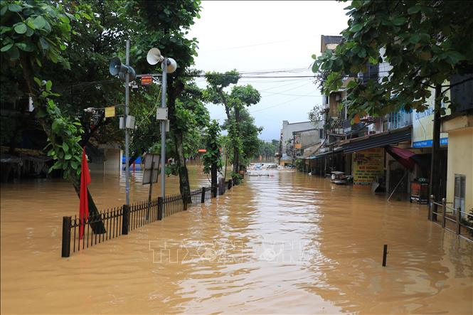 Do bị ngập sâu, đời sống người dân bị ảnh hưởng. Ảnh: Tuấn Anh - TTXVN