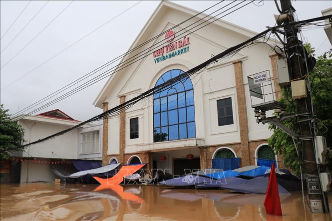 Khu vực chợ Yên Bái bị ngập sâu. Ảnh: Tuấn Anh - TTXVN