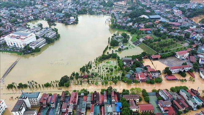 Khu vực Vincom Yên Bái chìm sâu trong biển nước. Ảnh: Tuấn Anh - TTXVN