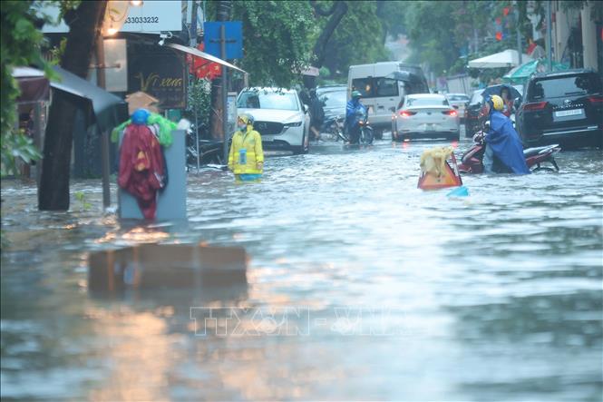 Ngập nặng trên phố Trần Quốc Toản đoàn cắt phố Quang Trung. Ảnh: Hoàng Hiếu-TTXVN
