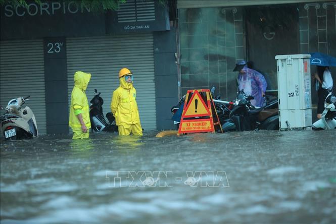 Ngập nặng trên phố Hai Bà Trưng đoạn cắt phố Hàng Bài. Ảnh: Hoàng Hiếu-TTXVN